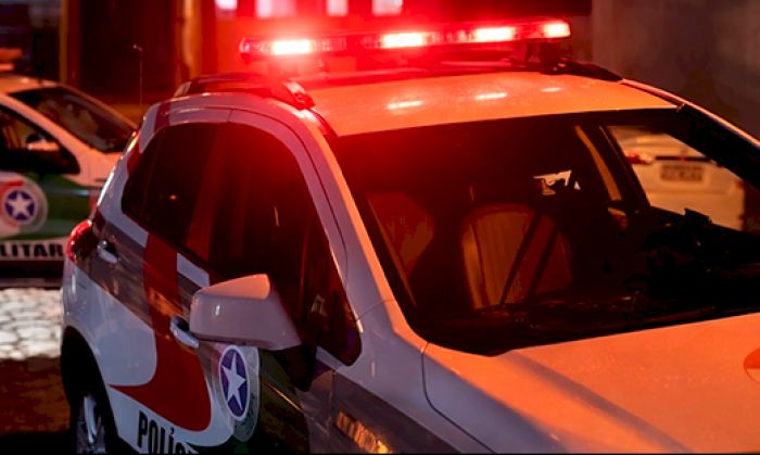 Motorista bêbado é preso após atingir carro estacionado e semáforo em Itajaí