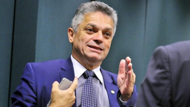 João Rodrigues diz que pode desistir do governo se Topázio continuar no PSD