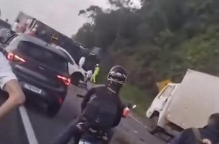 Carreta provoca interdição e causa impactos no trânsito da BR-101 no sentido Sul