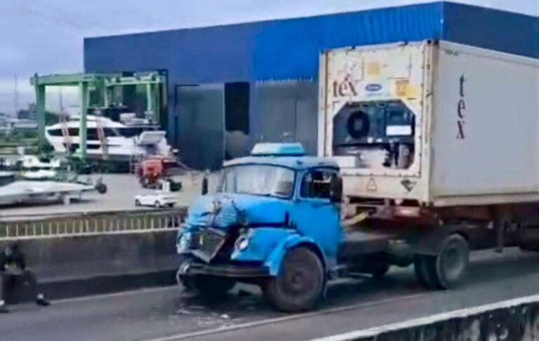 Acidente e ônibus com pane afetam o trânsito na BR-101 em Itajaí