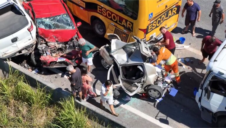 Engavetamento com quatro veículos deixa feridos na BR-101 em Garopaba