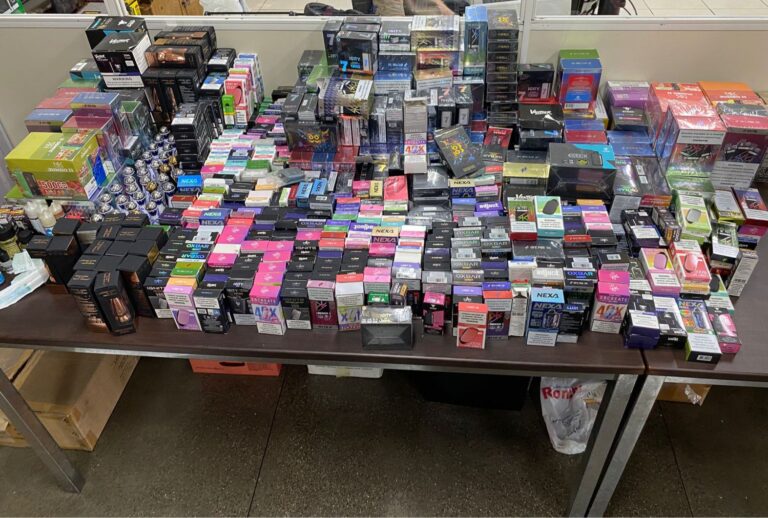 Polícia Militar prende jovem e apreende mais de mil itens ilegais em comércio clandestino em Itajaí