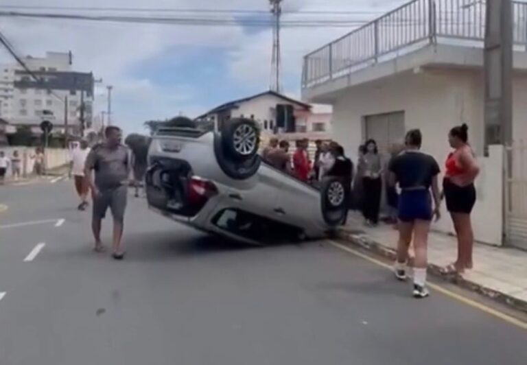Acidente envolvendo dois veículos resulta em capotamento em Navegantes