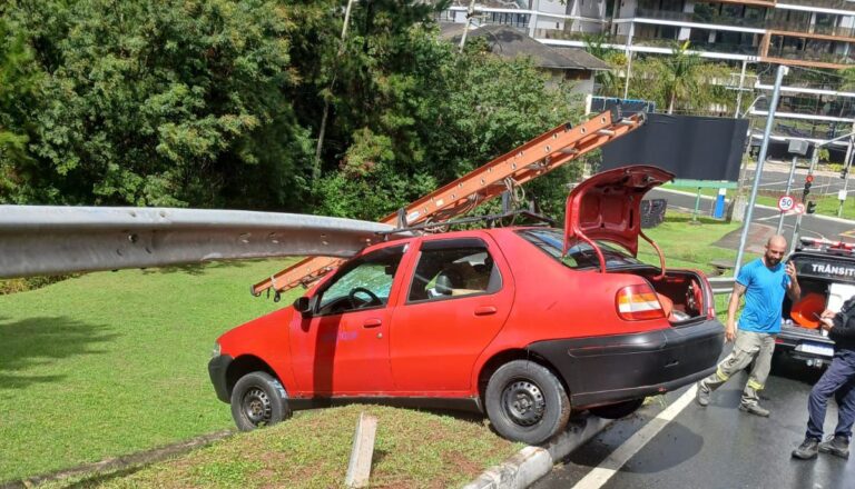 Motorista perde controle e bate em guard rail na Av Panorâmica em Balneário Camboriú