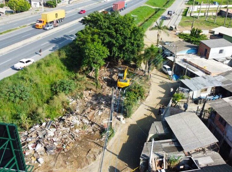 Área irregular às margens da BR-470 é desocupada em Navegantes após ação do DNIT