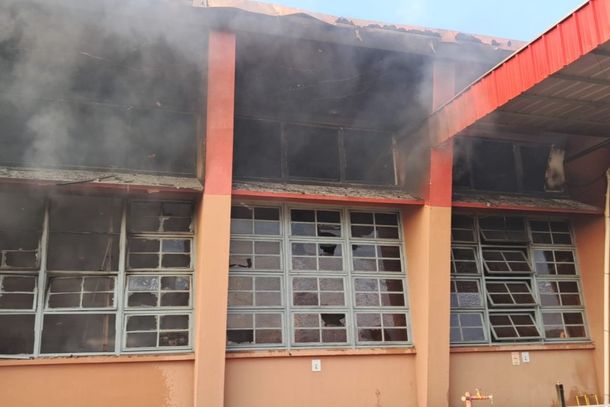 Incêndio de grandes proporções mobiliza bombeiros e atinge galpão em Brusque