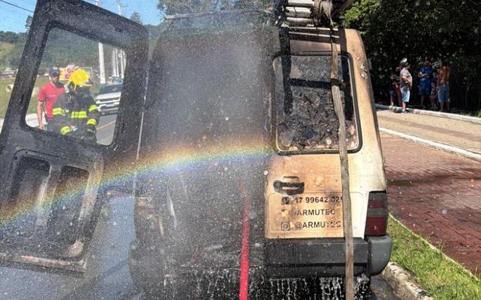 Fiorino pega fogo e mobiliza bombeiros após incêndio intenso em Camboriú