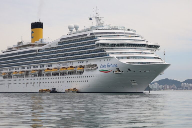 Balneário Camboriú vira porta de entrada de turistas com temporada intensa de cruzeiros