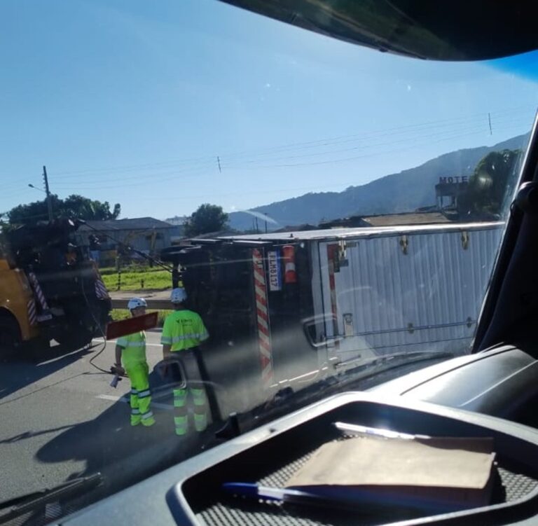 Caminhão tomba na BR-101 em Porto Belo e provoca filas quilométricas