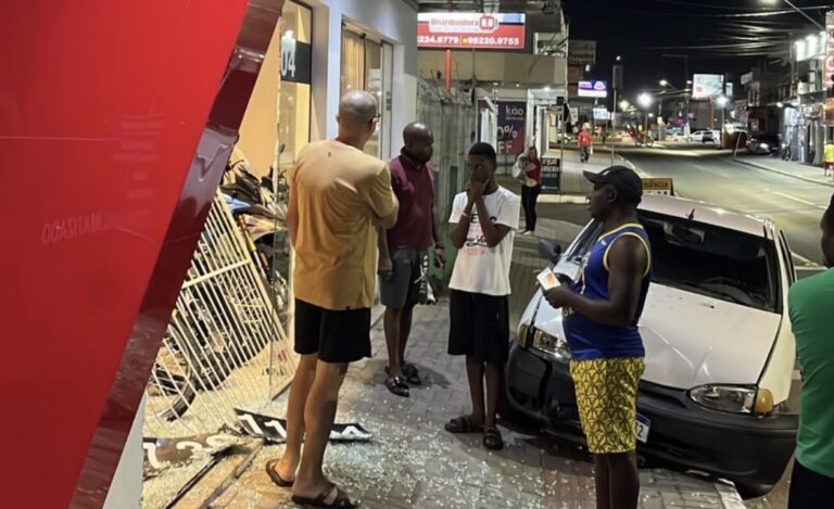 Aula de direção dá errado e termina com carro dentro de loja em Navegantes