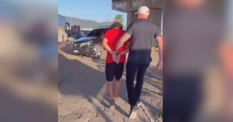 Suspeito de feminicídio é preso dentro de ônibus após matar companheira em Itajaí