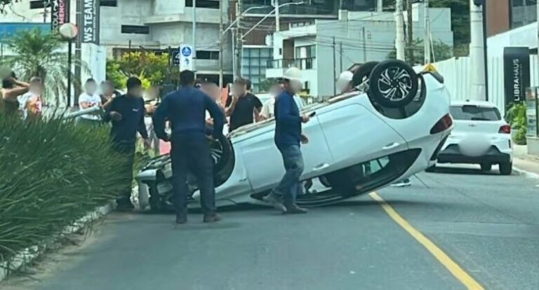 Carro capota na Beira-Rio, deixa motorista ferido e mobiliza socorro em Itajaí
