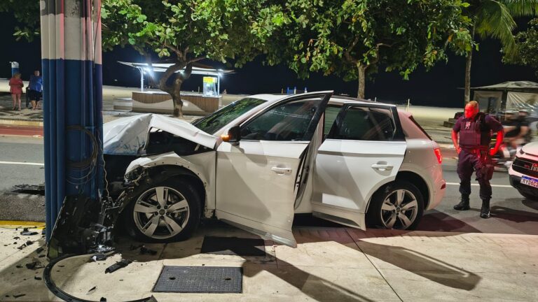 Motorista recusa bafômetro após colidir com poste na Avenida Atlântica em Balneário Camboriú