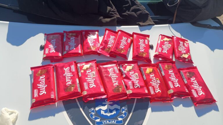 Suspeito é pego em flagrante após furtar chocolates e tentar fuga de bicicleta em Itajaí