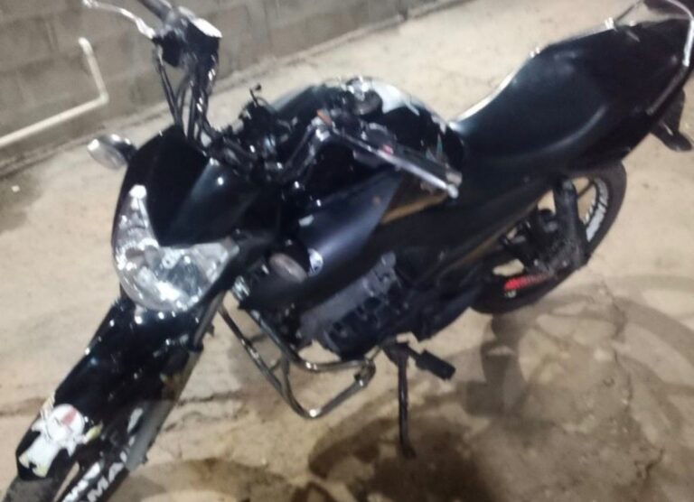 Motociclista invade calçada, foge da fiscalização e tem moto apreendida em BC