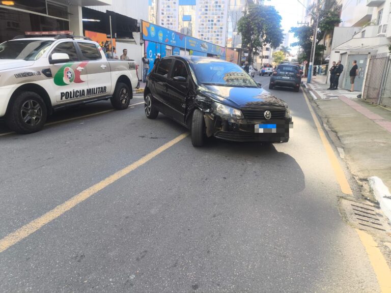 Motorista foge, bate em viatura, sobe na calçada e acaba preso após perseguição em BC
