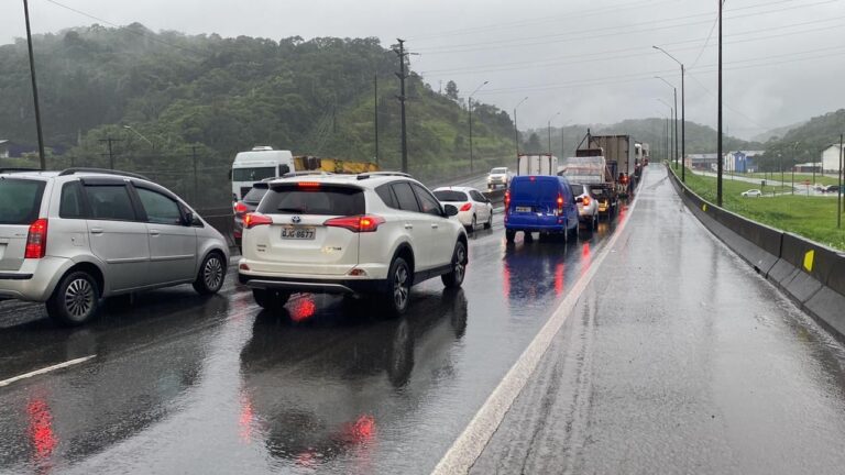BR-101 entre Itajaí e Balneário Camboriú tem fila no sentido sul