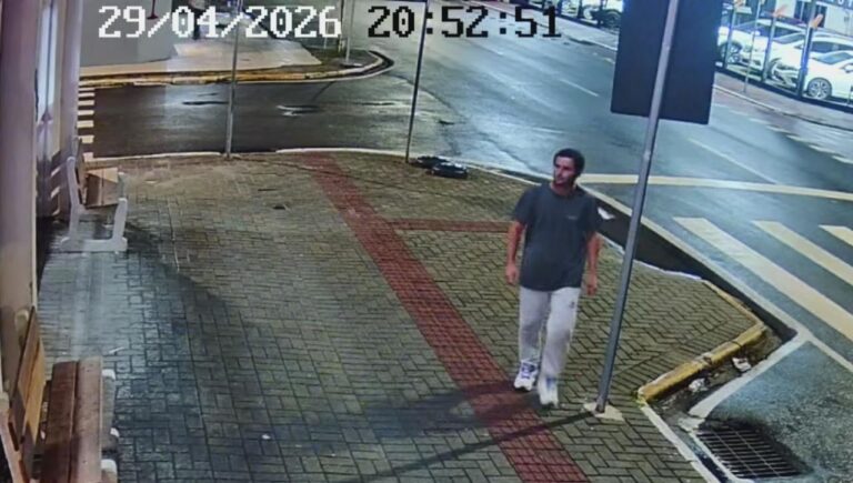 Criminoso invade sorveteria à noite em Navegantes, simula estar armado e foge com dinheiro