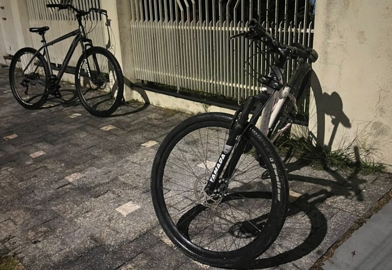 Casa é invadida durante a noite e moradores são rendidos por assaltantes em Itajaí