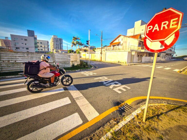 Navetran instala placas com luzes piscantes em cruzamentos perigosos de Navegantes