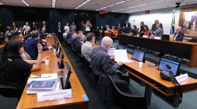 CCJ da Câmara aprova avanço de proposta que pode acabar com a escala 6×1 e mudar jornada de trabalho