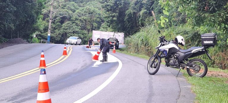 Óleo na Interpraias mobiliza trânsito em Balneário Camboriú