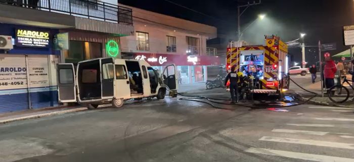 Van em chamas assusta motoristas e trava trânsito no Centro de Itajaí