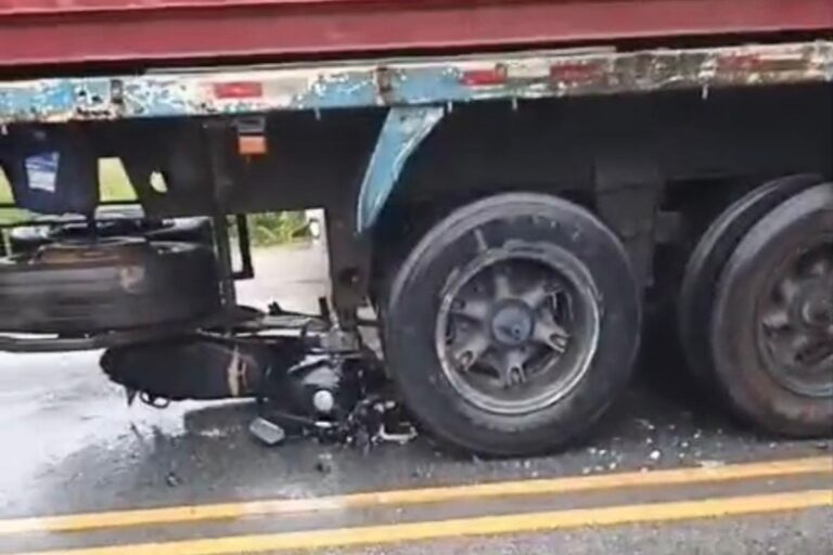 Motociclista para embaixo de caminhão após grave acidente em Navegantes
