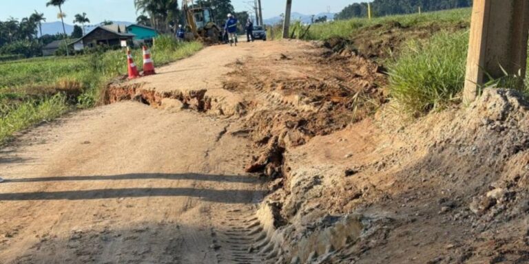 Risco de erosão gera alerta e bloqueia acesso à Colônia Japonesa em Itajaí