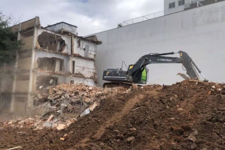 Prédio é completamente demolido após afundamento e risco de desabamento em Itajaí