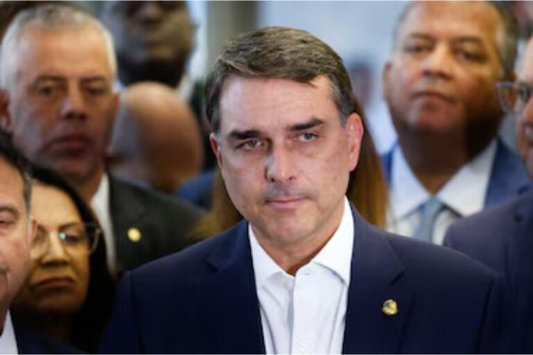 PF é acionada para apreender passaporte de Flávio Bolsonaro após pedido à PGR e STF