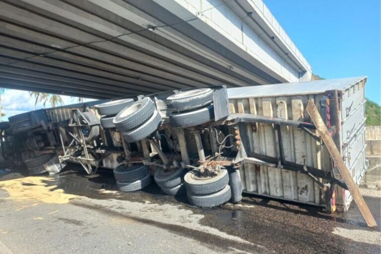 Outro caminhão tomba no viaduto da Antônio Heil na Itaipava em Itajaí