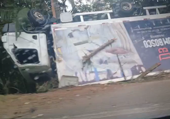 Caminhão perde controle e tomba em morro no bairro Pedreiras em Navegantes