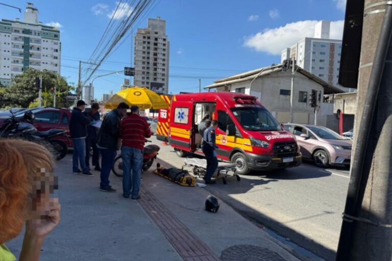Motociclista cai em avenida movimentada de Itajaí e acidente mobiliza bombeiros no centro