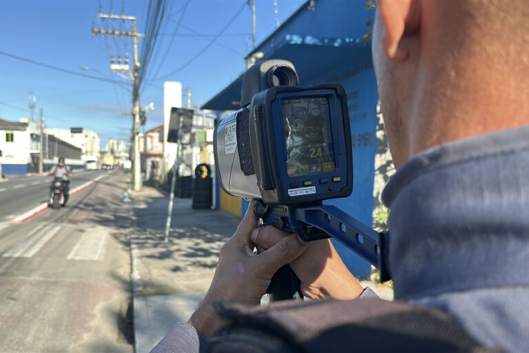 Itajaí começa fiscalização com radar portátil e mira veículos elétricos nas ciclovias