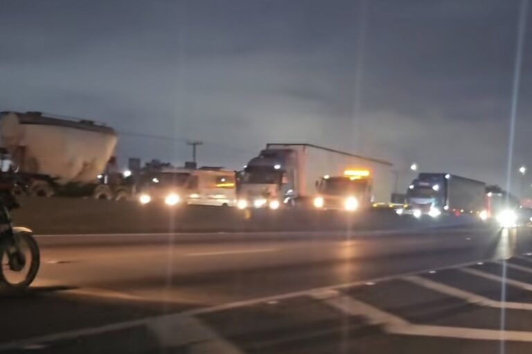 BR-101 tem manhã de caos com caminhão quebrado e novo acidente na ponte entre Itajaí e Navegantes