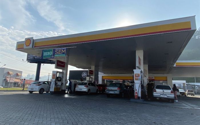 Gasolina a R$ 4,99 movimenta postos da Havan em Santa Catarina
