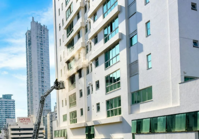 Fogo toma apartamento em Balneário Camboriú e família é resgatada pelas alturas