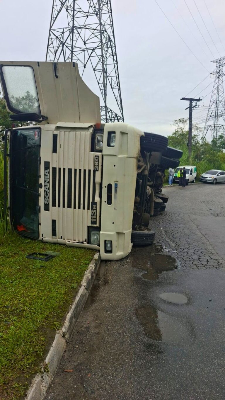 Trânsito será bloqueado após caminhão tombar em importante via de Itajaí