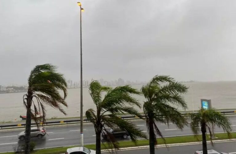Vento sul muda o tempo em Santa Catarina e aumenta risco de alagamentos no Litoral
