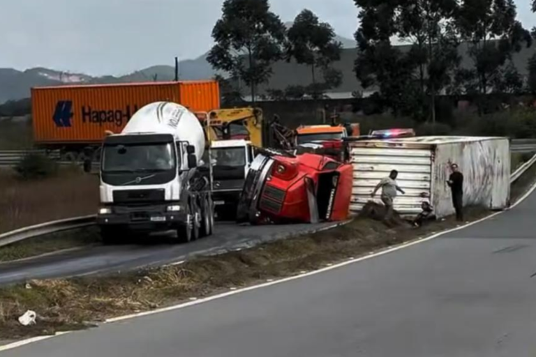 Saída da BR-470 registra tombamento de caminhão e provoca congestionamento
