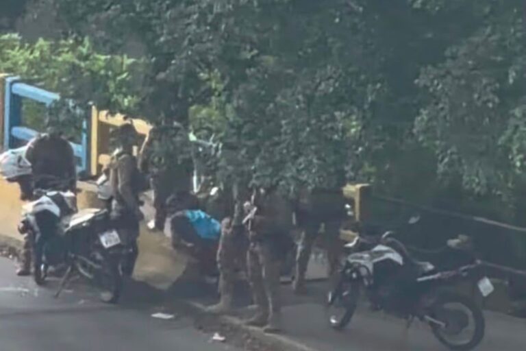 Morador de rua surta, ataca PM e esfaqueia ciclista em Itajaí