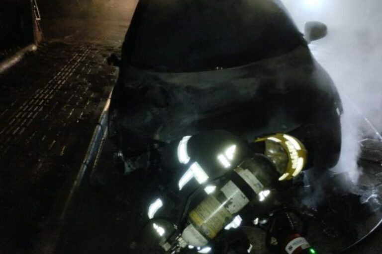 Carro pega fogo do nada e é destruído pelas chamas em Navegantes