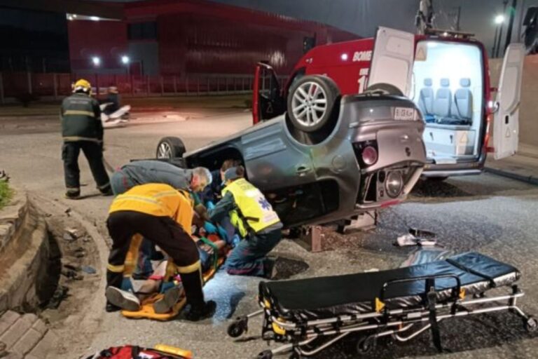 Motorista escapa de tragédia após carro capotar durante a madrugada em Itajaí