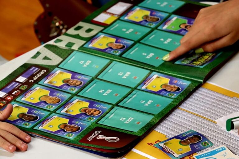 Figurinhas da Copa dominam crianças e adultos e vira febre nacional