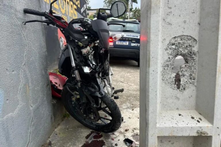 Vigilante morre após bater moto contra poste a caminho do trabalho