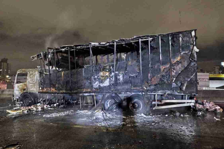 Caminhão explode em chamas e interdita a BR-101 nos dois sentidos na Grande Florianópolis