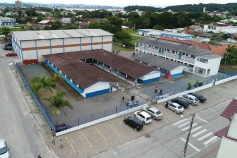 Menina de 12 anos desaparece após sair de escola em Penha e mobiliza buscas