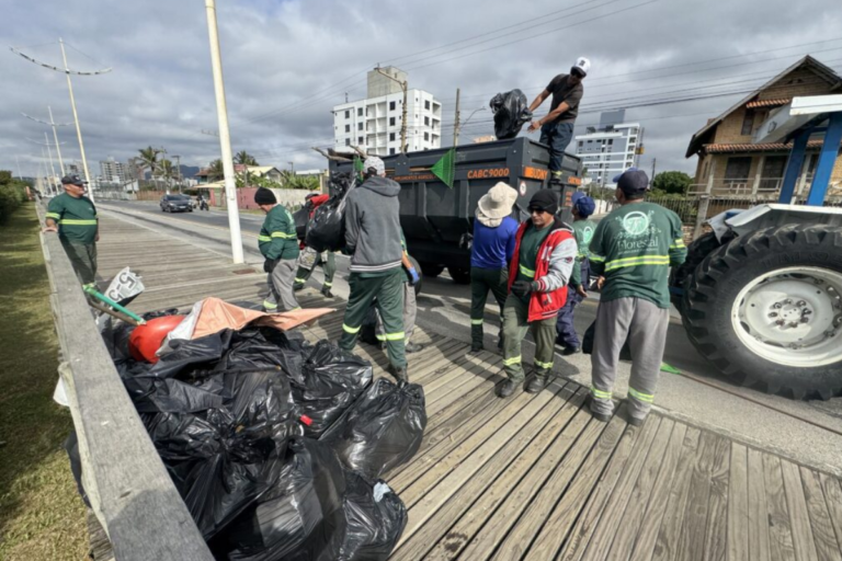 Restinga vira depósito clandestino e força-tarefa recolhe 32 toneladas de resíduos na orla de Navegantes