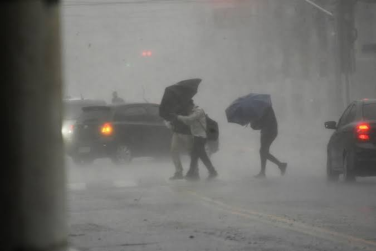 Defesa Civil emite alerta para temporais, granizo e ventos fortes em Santa Catarina